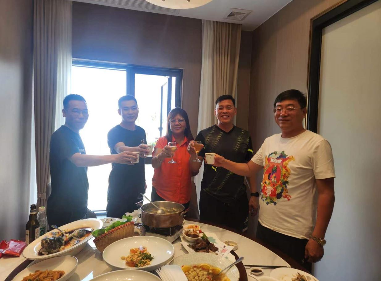 Jiangyin Huada Berbincang dengan Pelanggan Filipina untuk Membincangkan Projek Gegelung PE untuk Ladang Pertanian